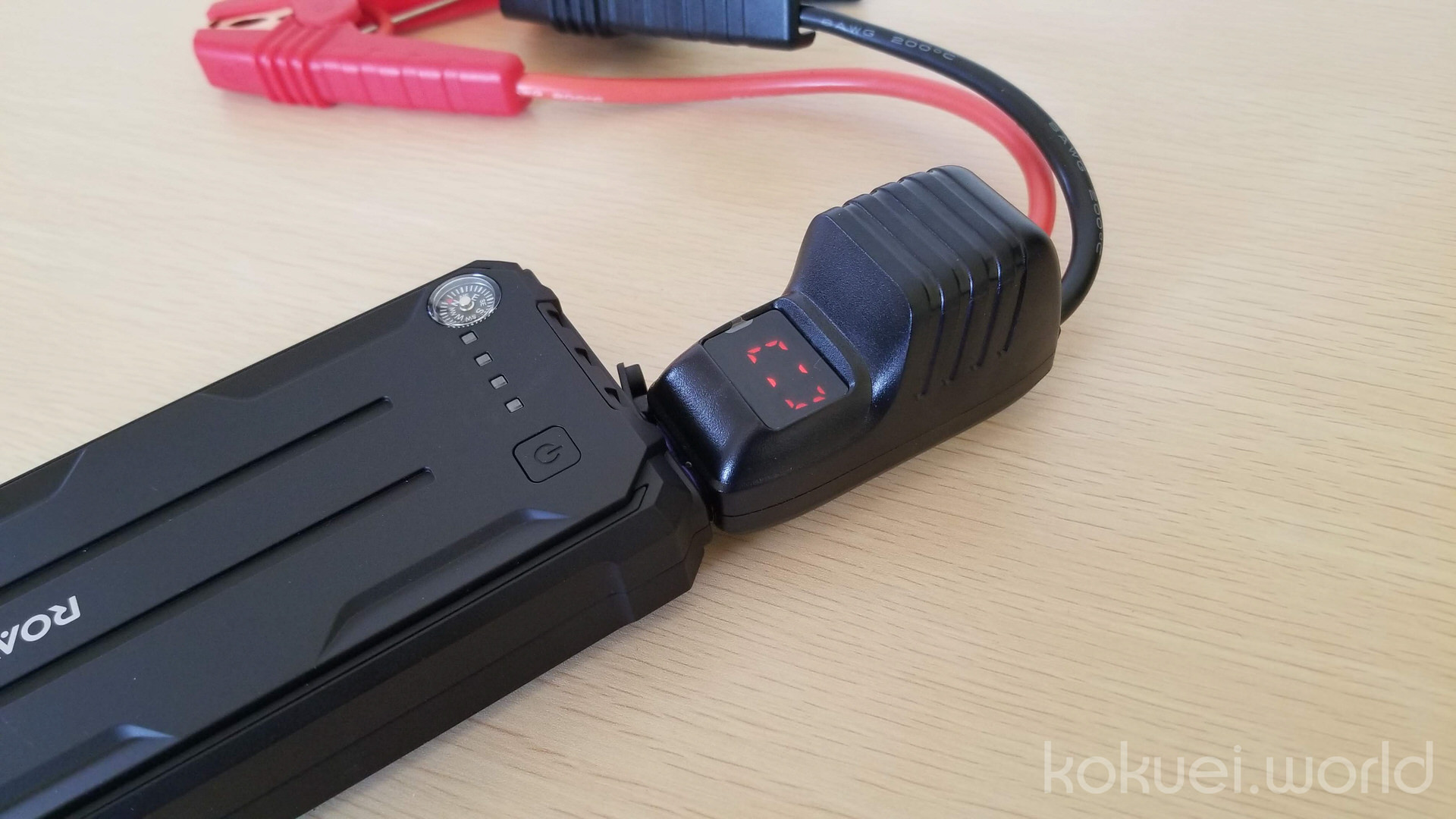 「Anker Roav ジャンプスターター Pro」の電圧確認用LEDディスプレイ